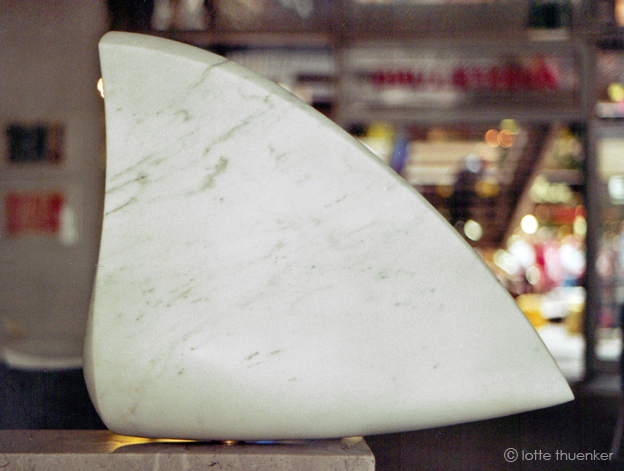 lotte thuenker blog koenigin 1999 carrara-marmor 59 x 22 x 61 cm