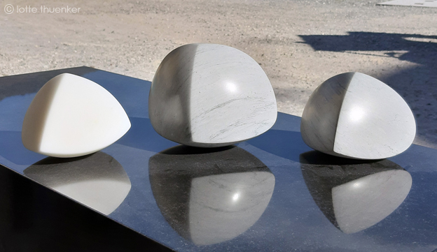 lotte thuenker blog drei dreikäsehoch 2022 carrara-marmor 10 x 12 x 14, 11 x 12 x 14 und 14 x 13 x 17 cm